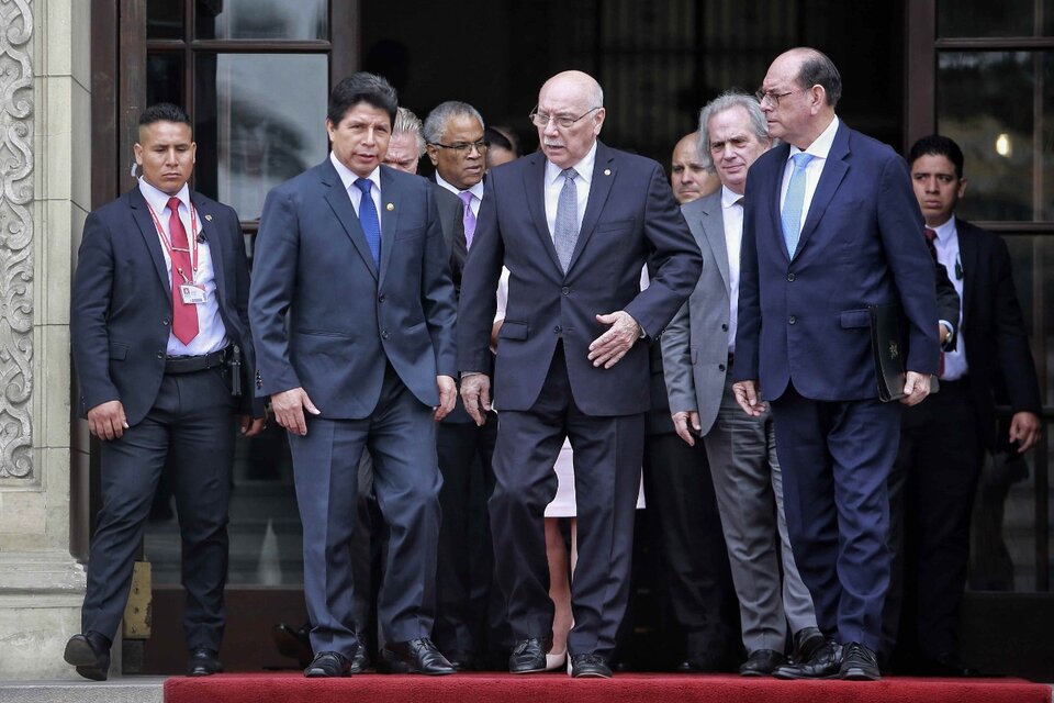 Pedro Castillo junto a Eladio Loizaga, quien encabeza la misión de la OEA.  (Fuente: EFE)
