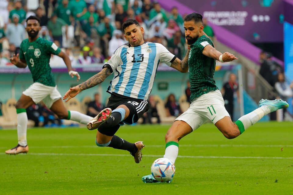 Cuti Romero va al cruce en el primer gol saudí: no llegó. Presentación complicada del central (Fuente: AFP)