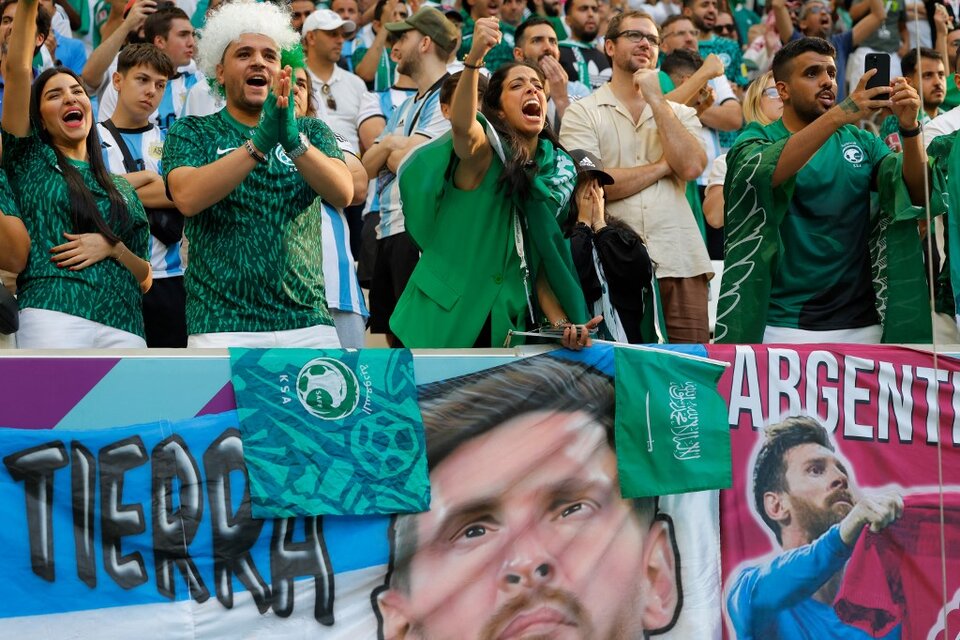 Banderas de Messi, festejos saudíes, brazos cruzados argentinos (Fuente: AFP)