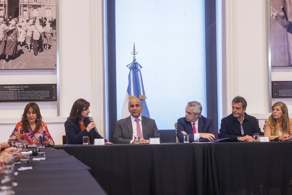 Alberto Fernández, Sergio Massa, Kelly Olmos y Juan Manzur, entre otros, participaron del anuncio del acuerdo, junto a empresarios y sindicalistas. (Fuente: NA)
