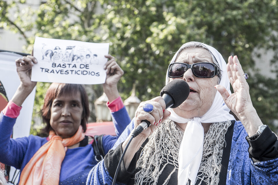 Lohana Berkins junto a Hebe en la Plaza de Mayo (Fuente: Sebastián Freire)