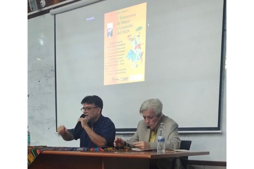 Lecturas durante el encuentro en la UNJu. El organizador del evento Alejandro Carrizo y el escritor Adolfo Colombres en una de las actividades. 