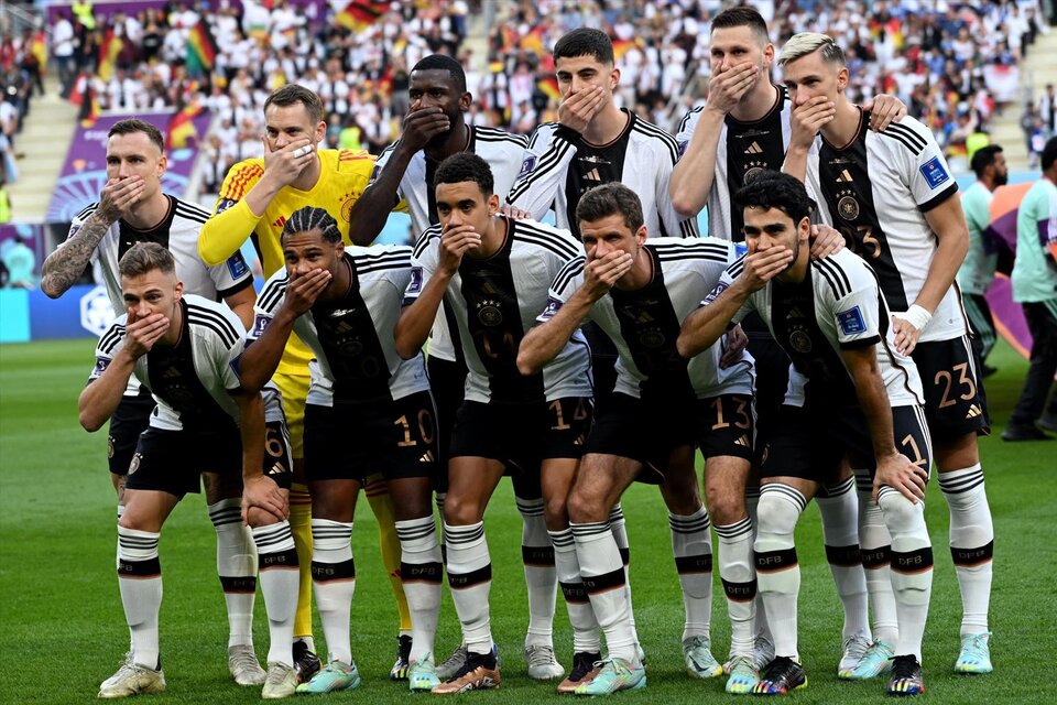 La Selección alemana posó ante los fotógrafos tapándose la boca en la previa del partido ante Japón. (Fuente: Télam)