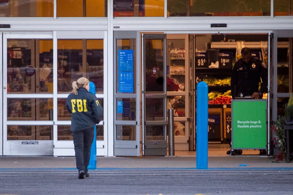 una agente del FBI y un policía trabajan en la escena del crimen. (Fuente: EFE)