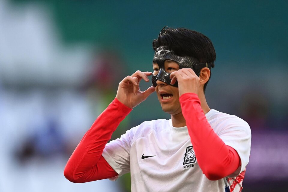 Heung-min Son, el capitán de Corea del Sur que utilizó la máscara protectora este jueves ante Uruguay.  (Fuente: EFE)