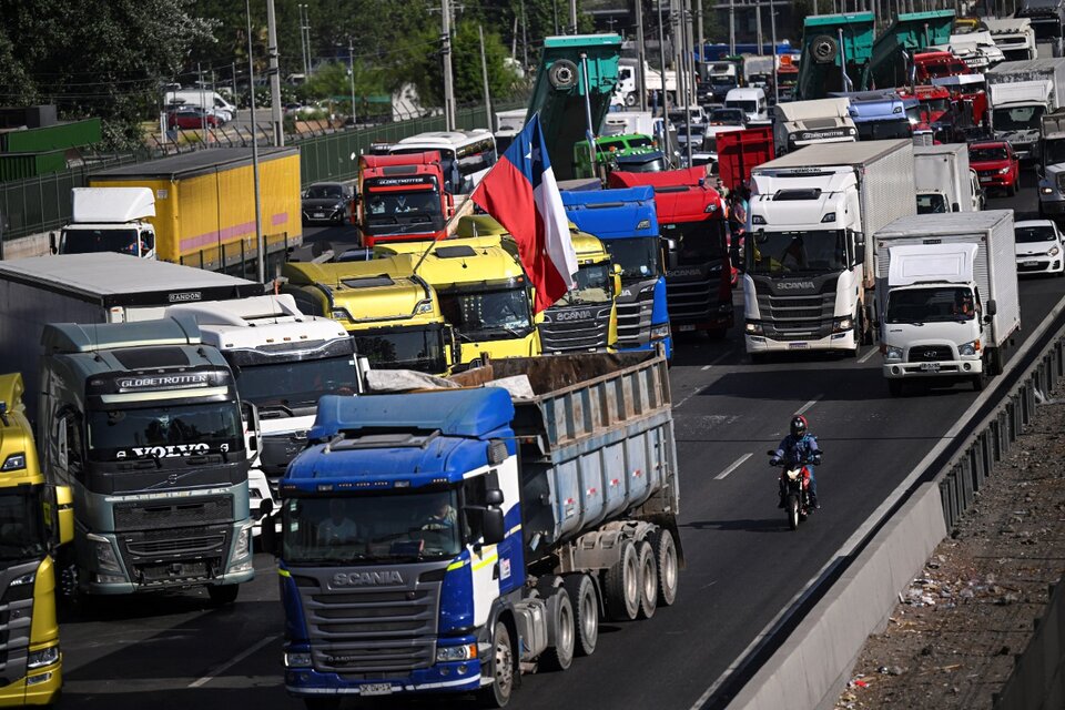 Camiones bloquean parcialmente la ruta 5 en la entrada a Santiago. (Fuente: AFP)