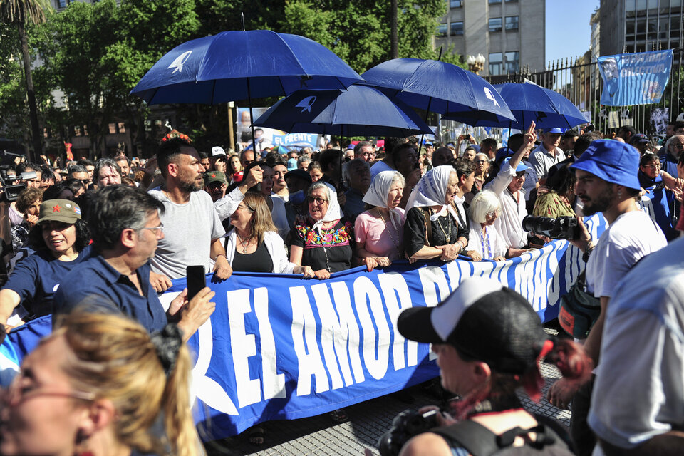"El amor pudo más que el odio": La despedida a Hebe en la marcha de la Plaza fue multitudinaria.  (Fuente: Leandro Teysseire)