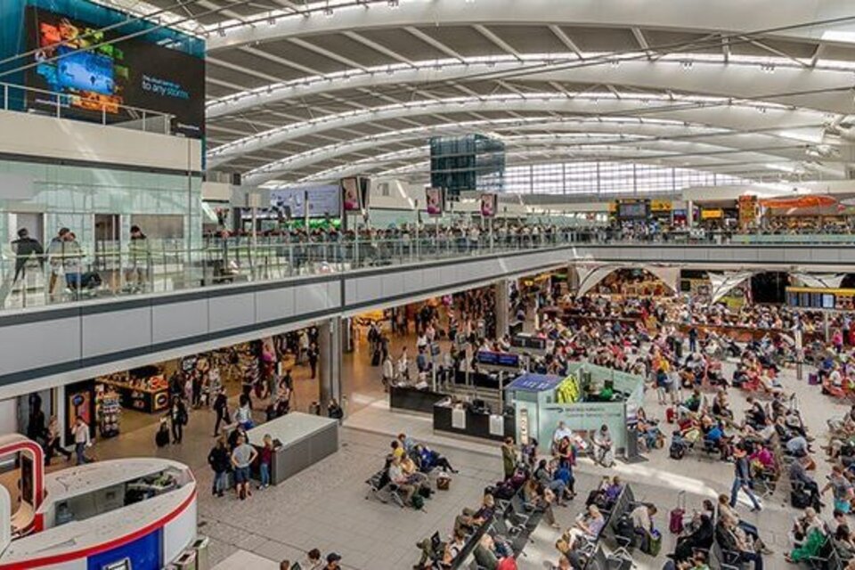 El aeropuerto de Londres-Heathrow mantiene su título como el más conectado del mundo a nivel mundial. Tiene más de 65.000 conexiones posibles en el día más ocupado para la aviación de ese aeródromo. (Foto: AFP)
