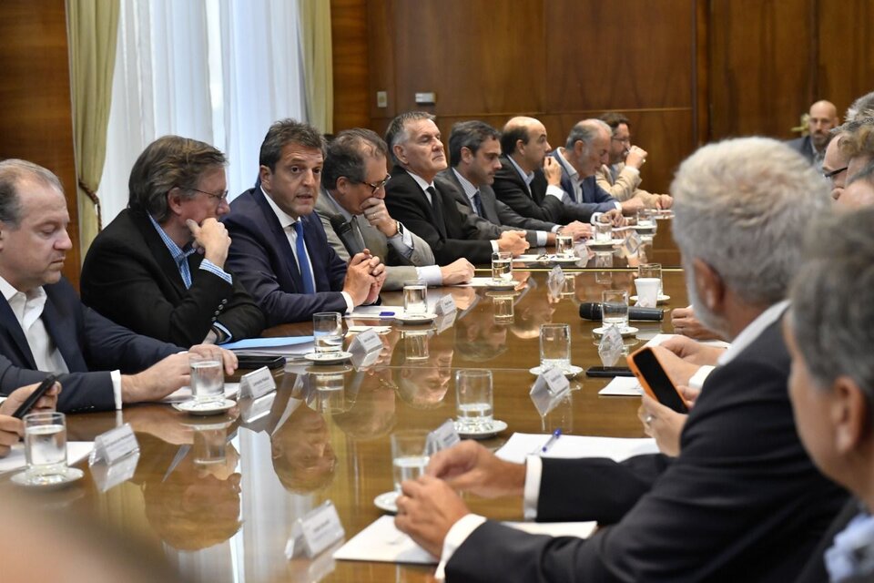 Massa y su gabinete, en la reunión con la agroindustria.