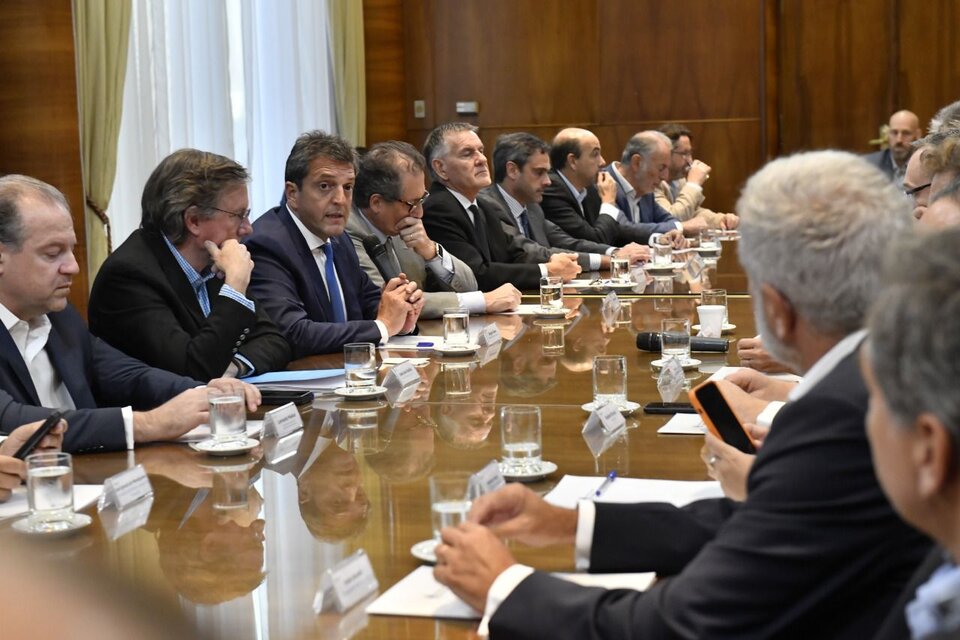 Massa y su gabinete, en la reunión con la agroindustria