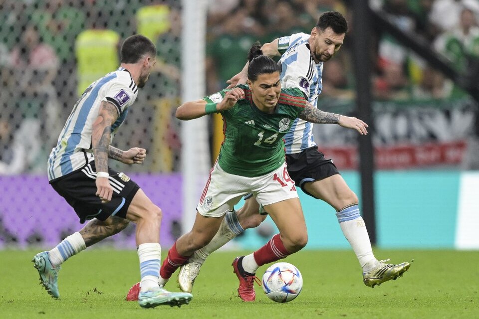 Messi y De Paul encierran al mexicano Erick Gutiérrez. El 10 y el 7 siempre siempre se hacen la segunda (Fuente: AFP)