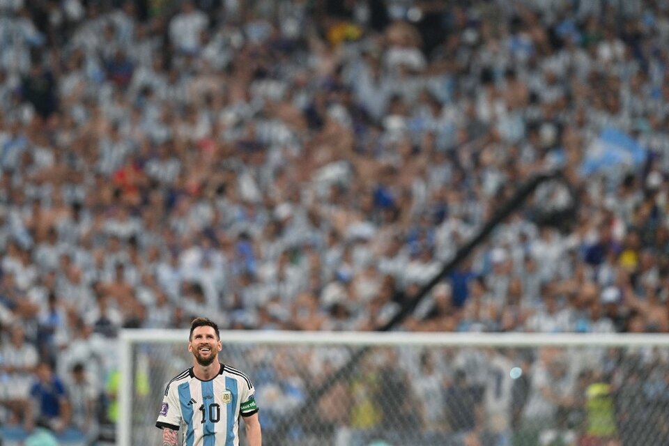 Messi, con una de las populares del estadio Lusail de fondo (Fuente: AFP)