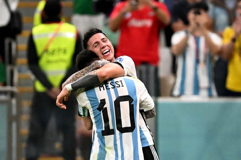 Enzo Fernández y el abrazo con Messi tras su golazo ante México (Fuente: Télam)