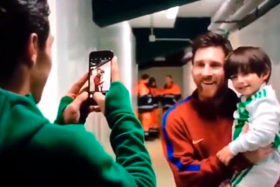 Andrés Guardado le toma una fotografía a su hijo Máximo, en los brazos de Messi (Fuente: Captura de vídeo )