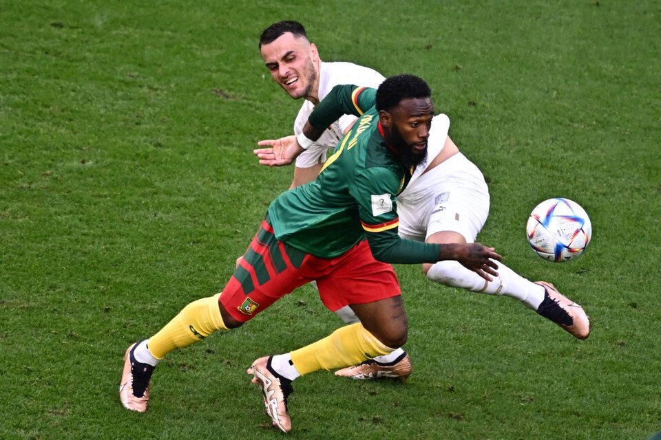 Georges Nkoudou se le escapa a Filip Kostic en el empate entre Camerún y Serbia (Fuente: AFP)