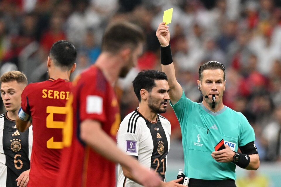 Makkelie cumplió una buena labor en el choque de gigantes entre Alemania y España, por la segunda fecha del grupo E. (Foto: AFP)