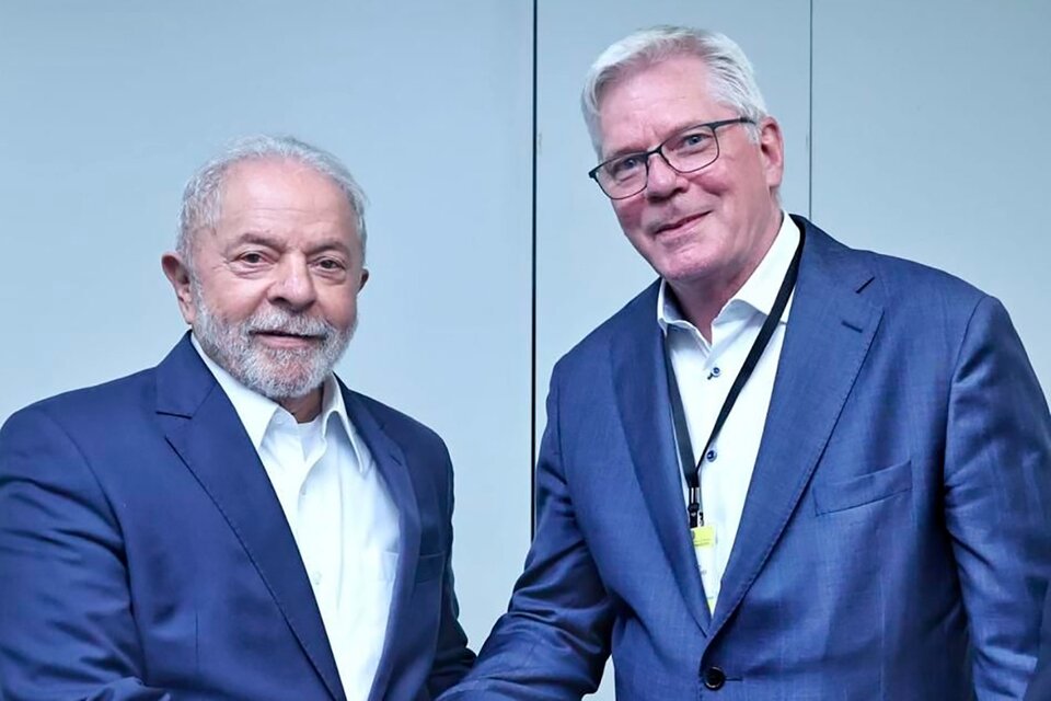Lula y el editor general de WikiLeaks, Kristinn Hraffsson.