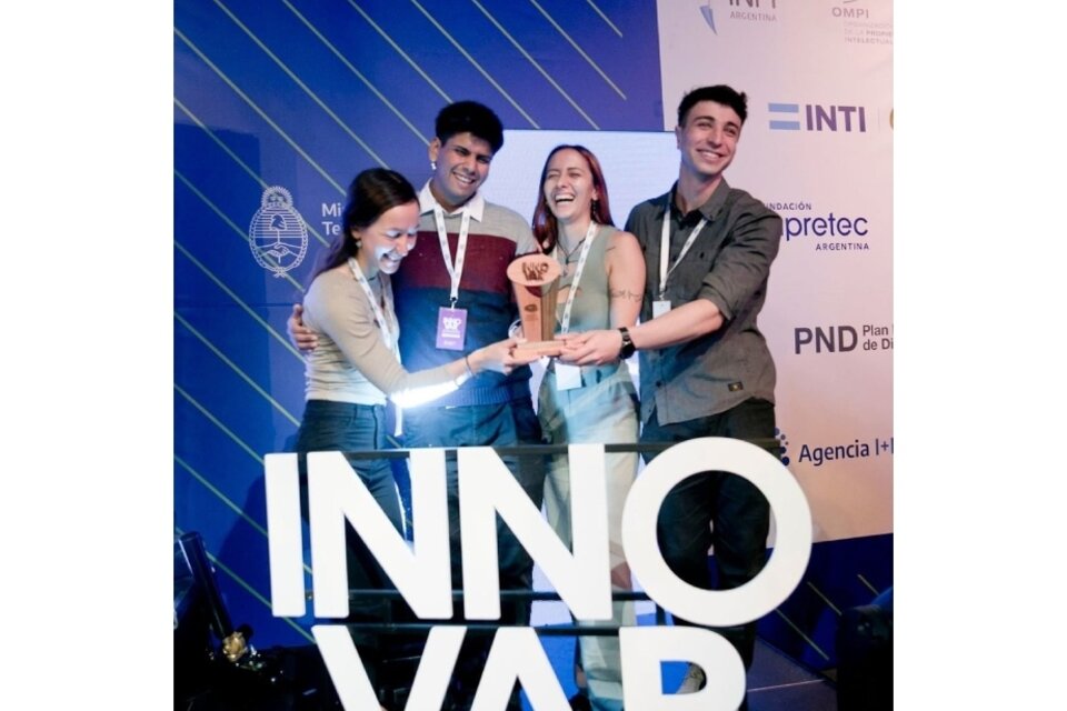 Rocio Fernandez, Víctor Juárez, Julieta
Pagella, Daniel Obernauer son los
estudiantes de Ingeniería Biomédica que
crearon el dispositivo (Gentileza (UNC)