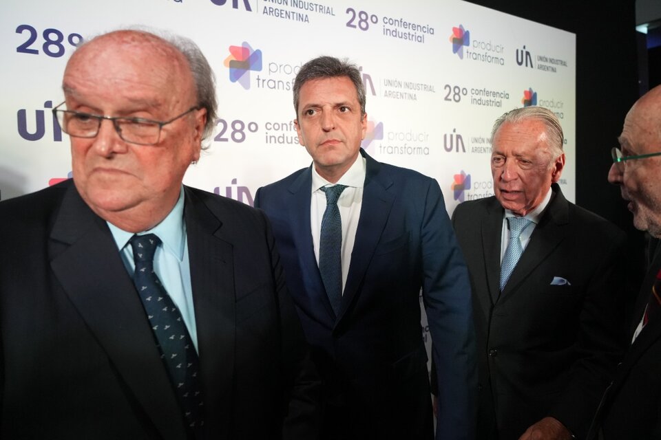El ministro de Economía junto a De Mendiguren y Funes, en la convención de la UIA (Fuente: NA)