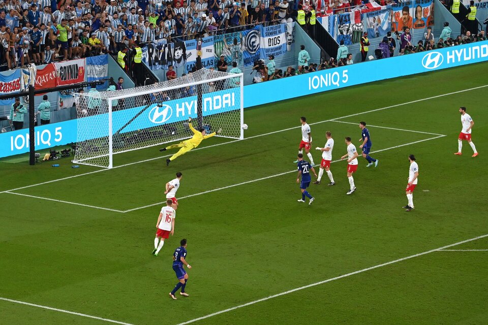 Así fue el penal a Lionel Messi y la atajada de Wojciech Szczęsny.  (Fuente: AFP)