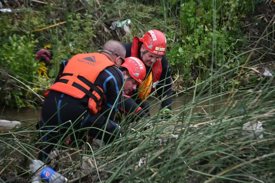 El cadáver fue encontrado en un arroyo, envuelto en una frazada.