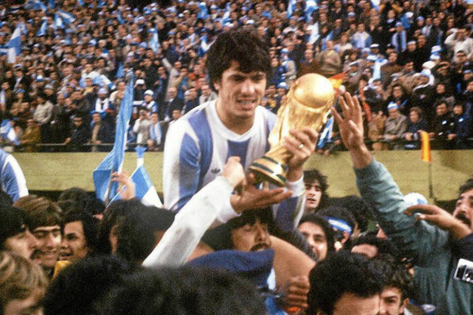 Daniel Alberto Passarella, capitán de la Selección en aquel entonces, levanta la Copa del Mundo de 1978.  (Fuente: AFP)