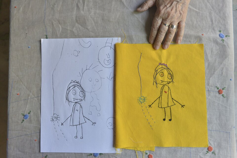 La abuela bordadora sobre diseños de sus nietas (Fuente: Constanza Niscovolos)