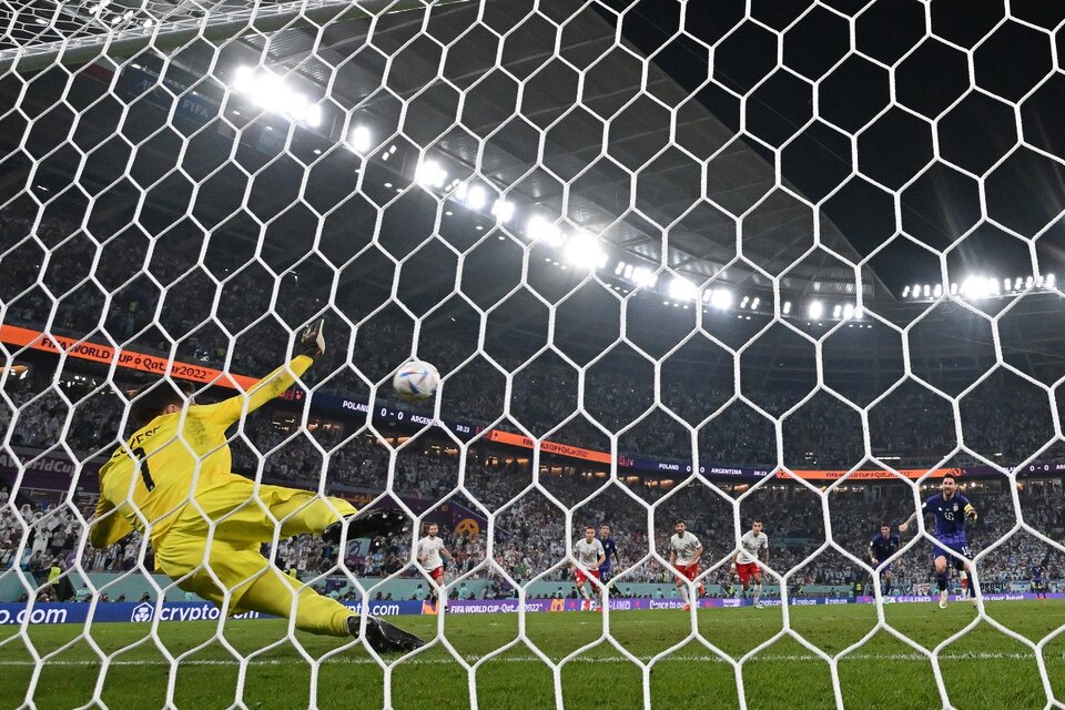 Wojciech Szczęsny le atajó un penal a Lionel Messi. El traspié multiplicó el festejo por el triunfo. (Fuente: AFP)