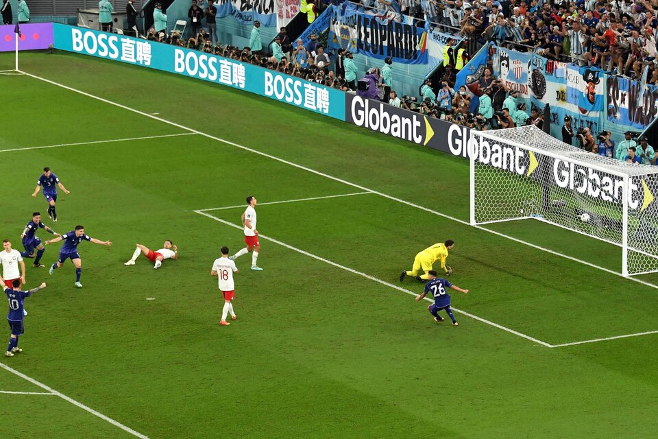 Tras la exquisita definición, Julián y todo el equipo festeja el segundo gol argentino frente a Polonia (Foto: AFP).