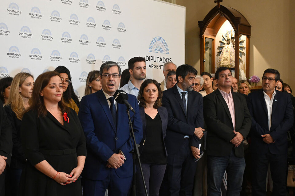 Cecilia Moreau y Germán Martínez en la conferencia de prensa del Frente de Todos. (Fuente: Télam)