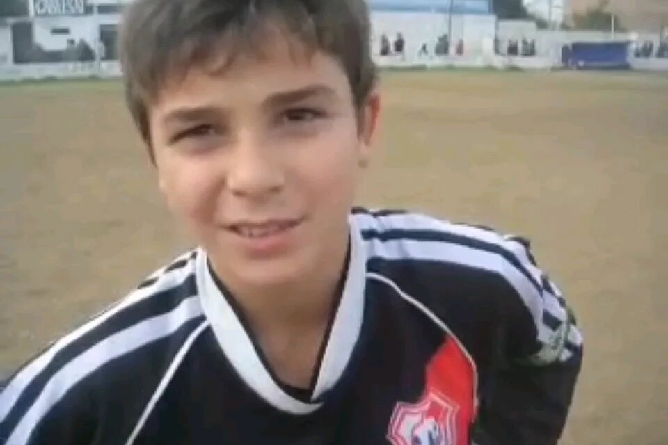 El pequeño Julián Álvarez, en su primer equipo, en Calchín, provincia de Córdoba, ya soñaba con la Copa del Mundo. (Imágen: captura de video)