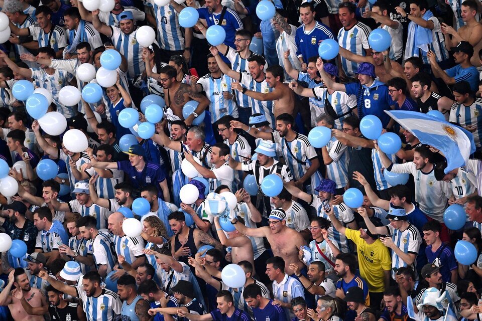 Los argentinos hacen ruido en Qatar alentando al equipo de Lionel Scaloni.  (Fuente: AFP)