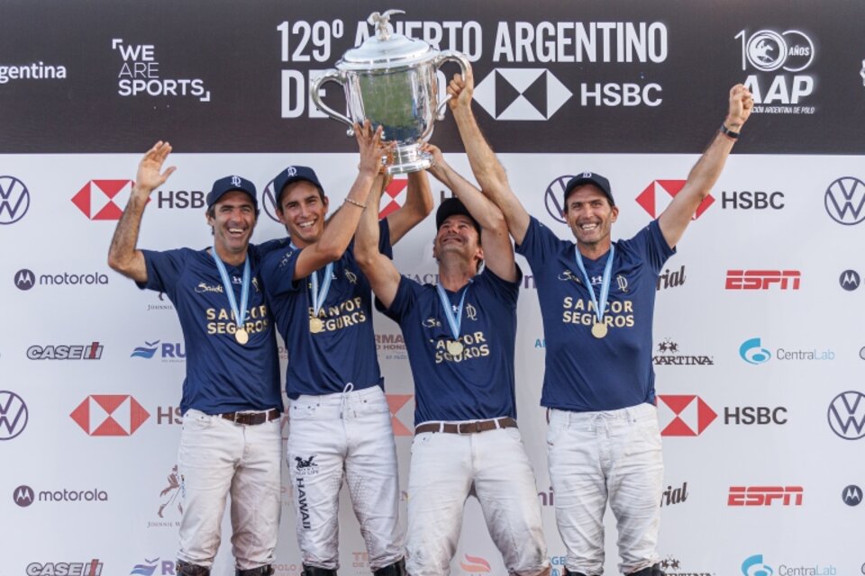 El equipo de La Dolfina con la Copa de campeón (Fuente: Matías Callejo/Prensa AAP)