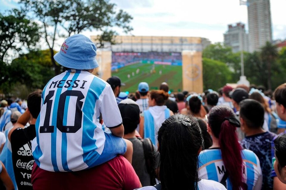 Varias ciudades de la Argentina anunciaron la colocación de pantallas gigantes en plazas y espacios públicos para seguir a la Selección. (Télam) 