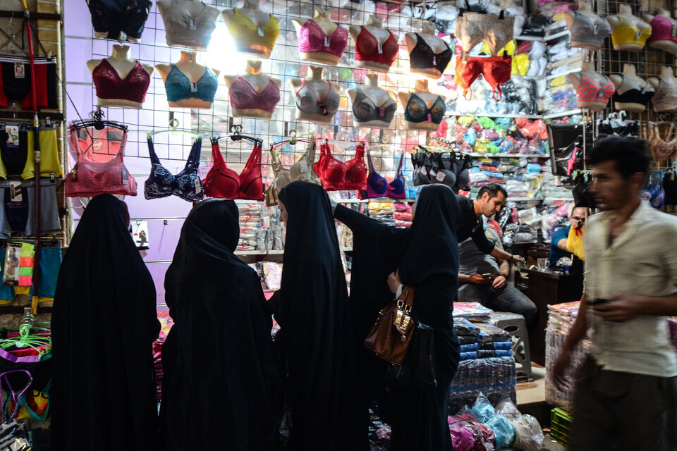 Muchas mujeres iraníes se saltearon las normas conservadoras. En septiembre, el principal partido reformista de Irán pidió que se anulara la ley del uso del velo.