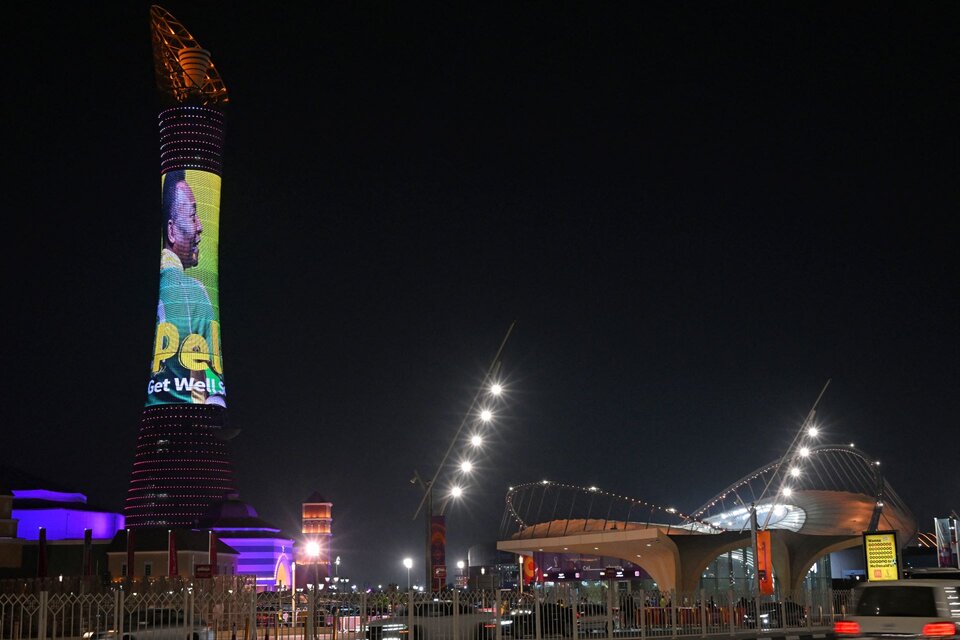El mundo del fútbol preocupado por la salud de Pelé y rindieron un homenaje en la noche de Doha. (Foto: AFP)