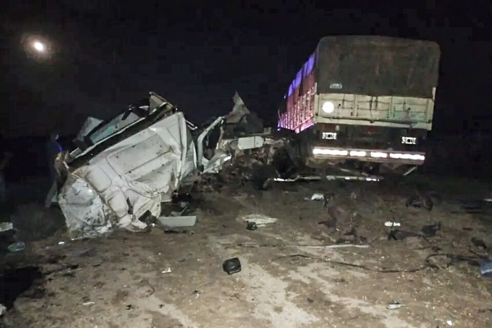 Tres muertos y siete heridos por un choque entre dos camiones y un ...