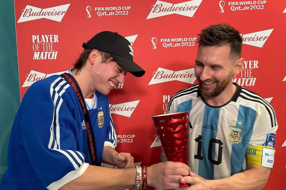 Paulo Londra le entregó el premio a mejor jugador del partido a Lionel Messi. Imagen: Instagram