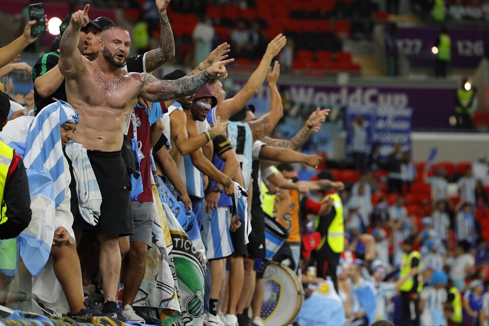 Una de las imágenes que más circulo de la hincha argentina en el partido con Australia (Fuente: AFP)