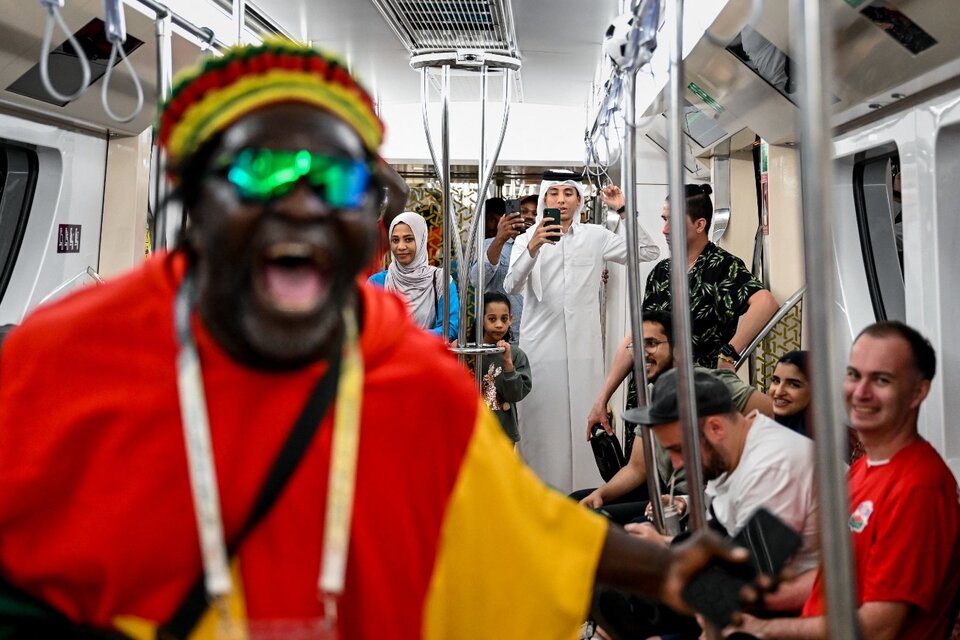 El color del Mundial en el Subte de Doha (Fuente: AFP)