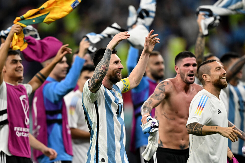 Los jugadores argentinos festejan la victoria ante Australia y la clasificación a cuartos de final.  (Fuente: AFP)