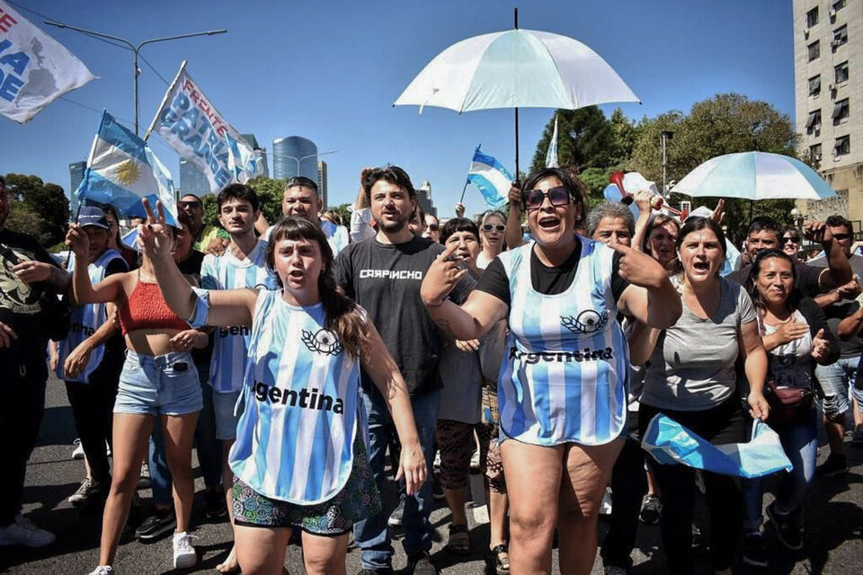 El acompañamiento a la vicepresidenta se anticipó un día con la parodia de un partido de fútbol entre "Los mufas" y "La Argentina" realizada por el Frente Patria Grande.