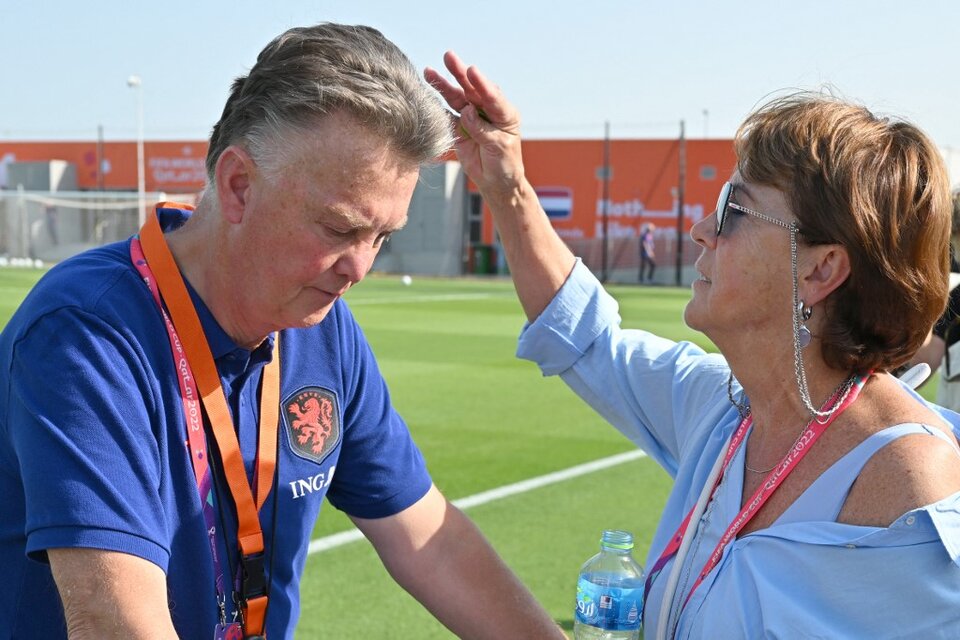 Van Gaal junto a su esposa Truss en una práctica de Países Bajos (Fuente: AFP)