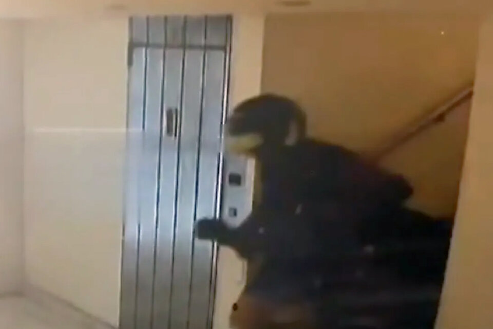 Buscan al "hombre del casco" visto en el edificio (Fuente: Captura de las cámaras de seguridad)