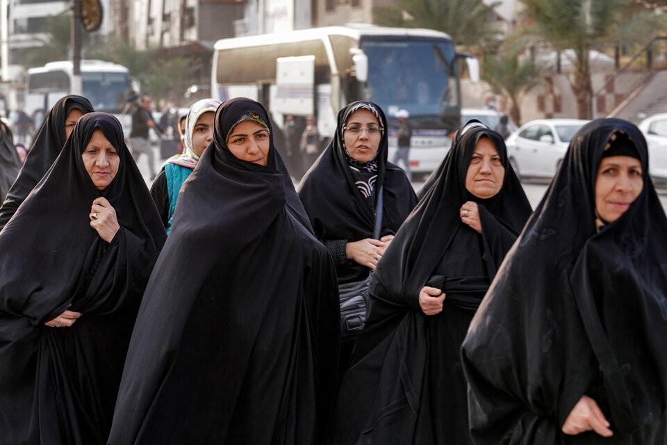 La legislación iraní establece que tanto las mujeres iraníes como las extranjeras tienen que cubrirse el pelo con un velo y llevar ropa holgada en público. (Foto: AFP)
