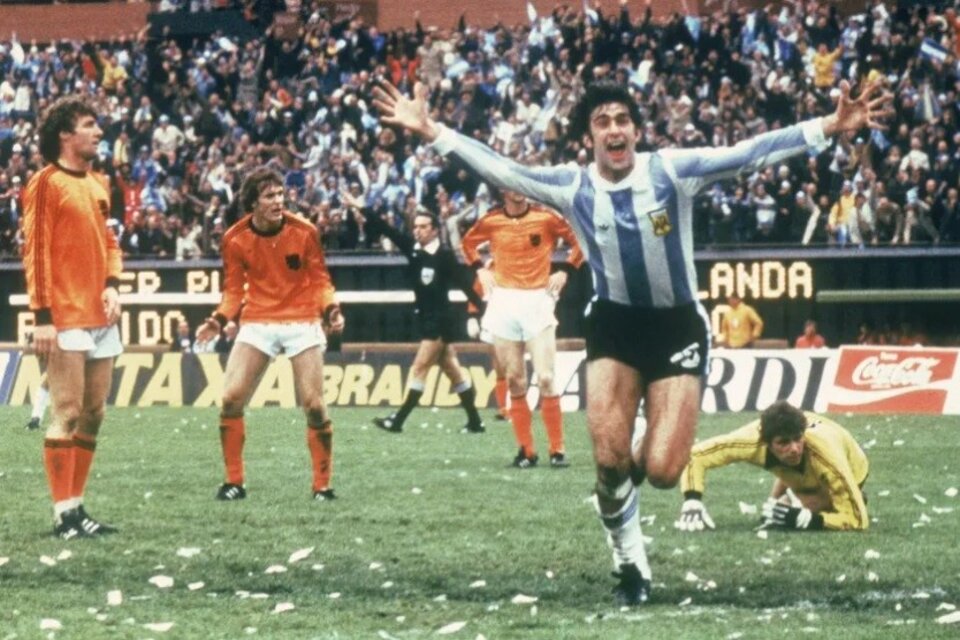 Mario Kempes, celebrando uno de los goles que le dio a Argentina el primer título mundial, en 1978.