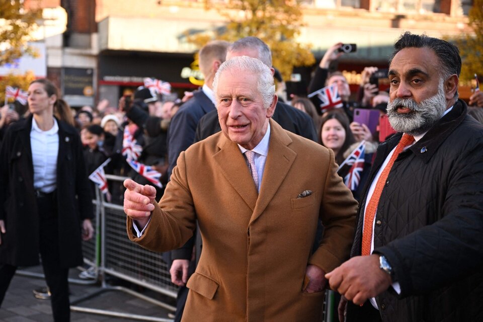 Fue durante una recorrida que realizó el rey Carlos III por la ciudad de Luton, al norte de Londres. Imagen: AFP. 