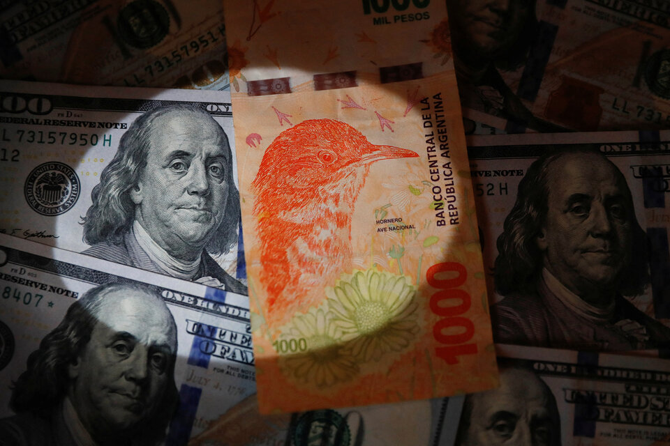 El denominado dólar "blue" se ubica en 316 pesos por unidad. (Fuente: NA)