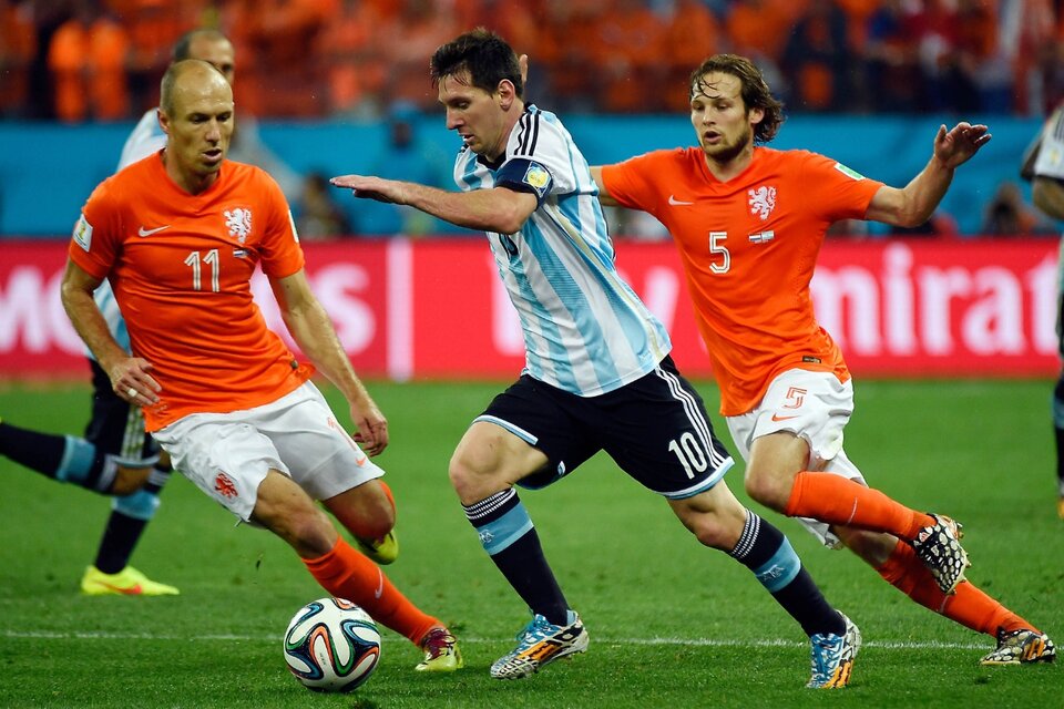Messi, entre Robben y Blind, en el cruce de las semifinales de 2014 (Fuente: AFP)
