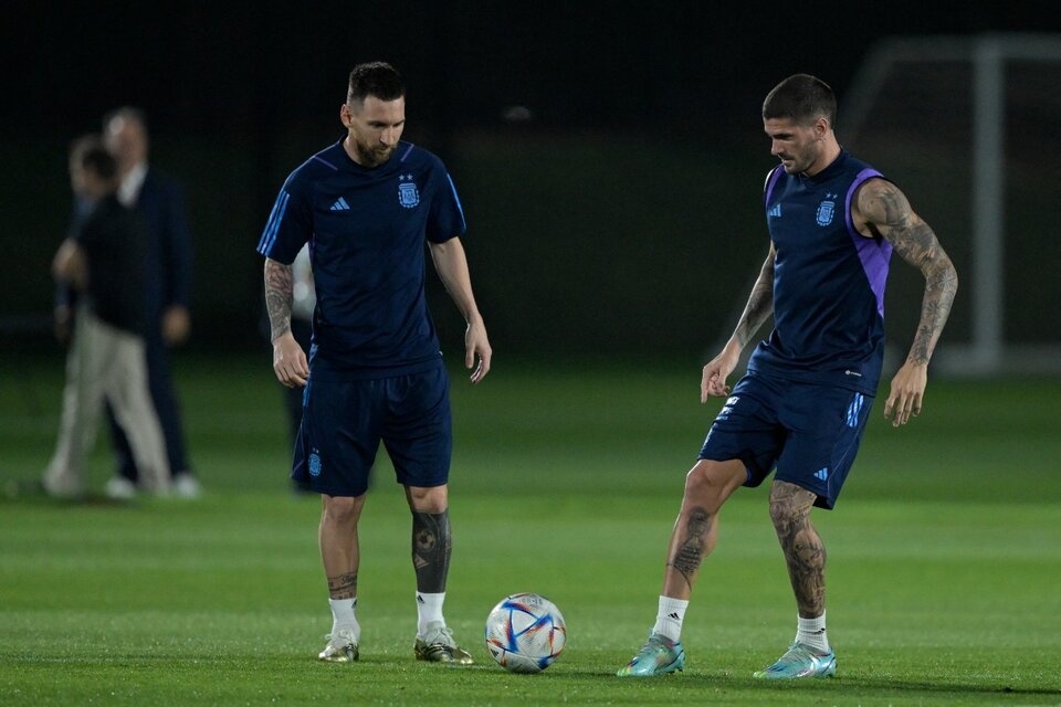 Messi y De Paul, amigos de la pelota. (Fuente: AFP)